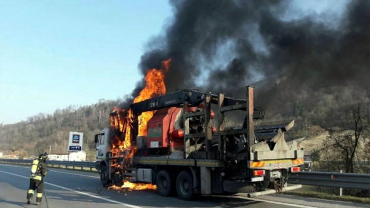 Camion divorato dalle fiamme sull'A2 - 