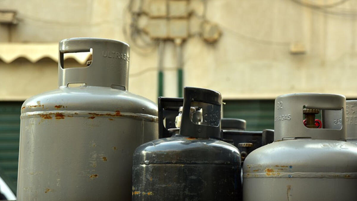 Si barrica in casa e minaccia di fare esplodere una bombola del gas - 