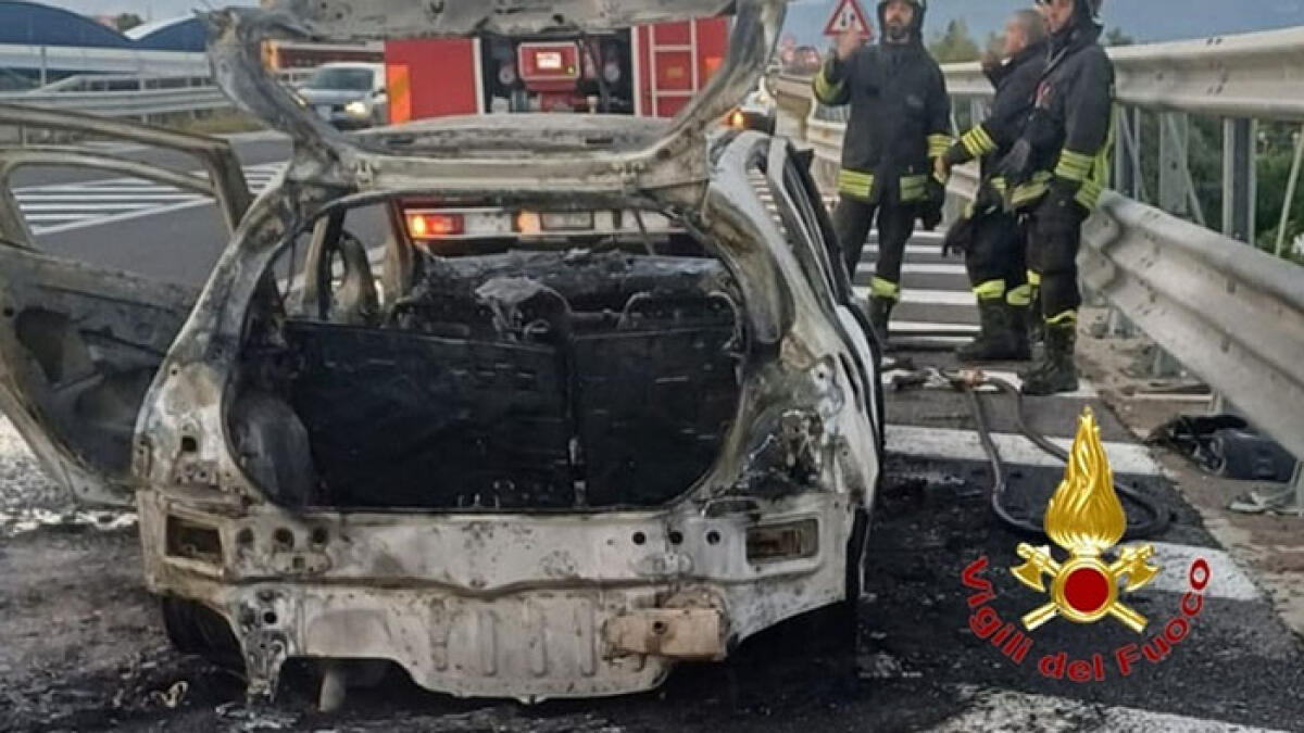 Auto prende fuoco sull'autostrada Napoli-Salerno - 