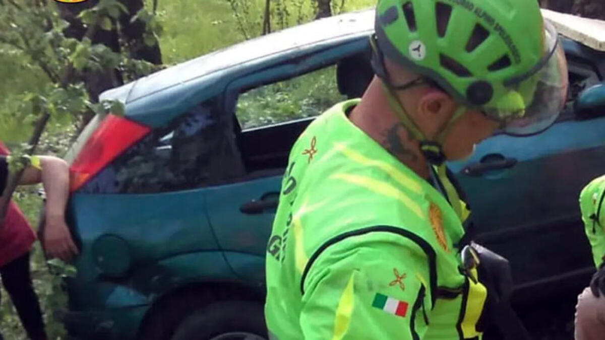 Finisce con l'auto nella scarpata, conducente in fin di vita - 