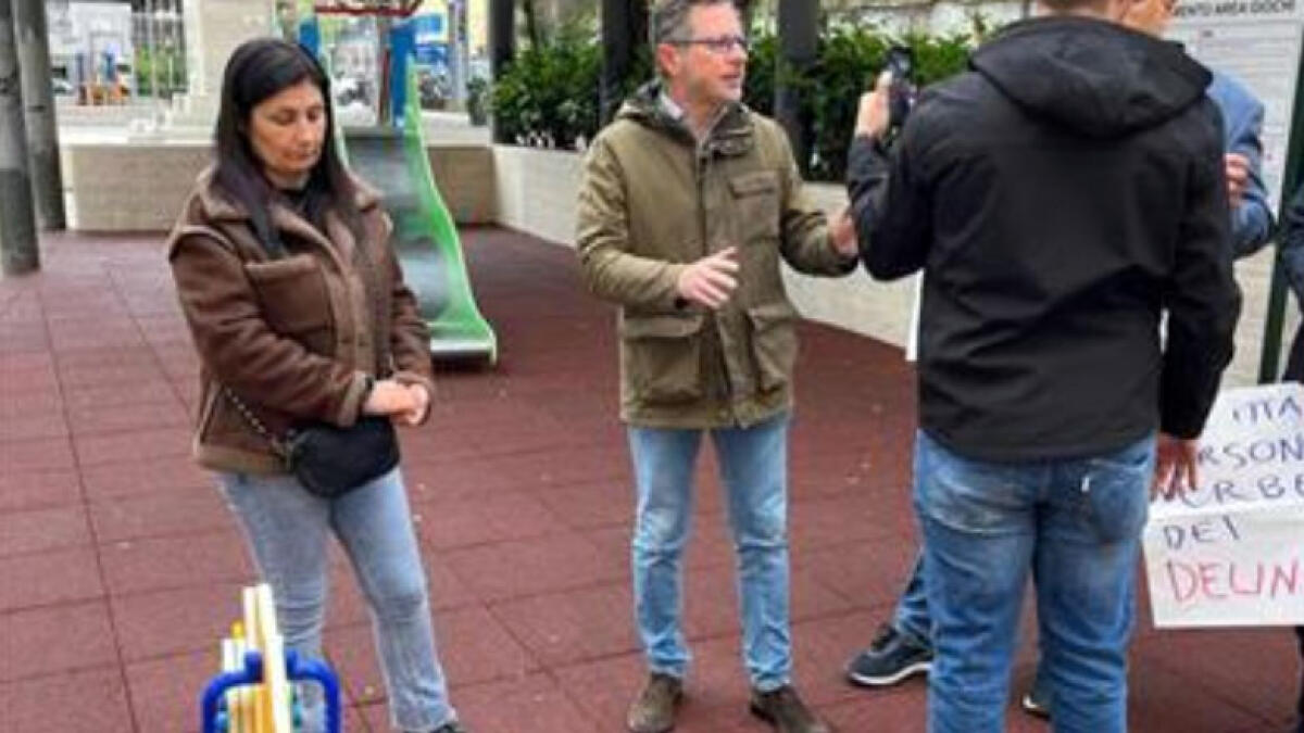 Mamma ferita da uno sparo nel parco per i bimbi: torna sul luogo per manifestare - 