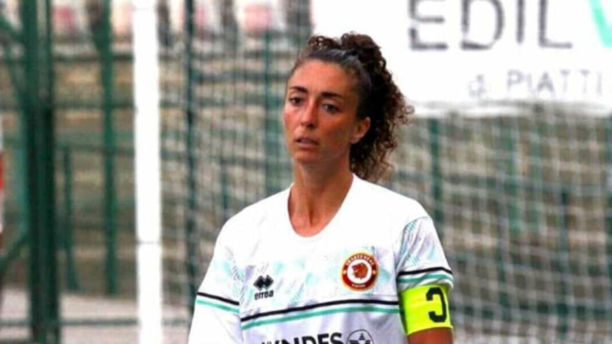 Calciatrice colpita a pugni da un tifoso - 