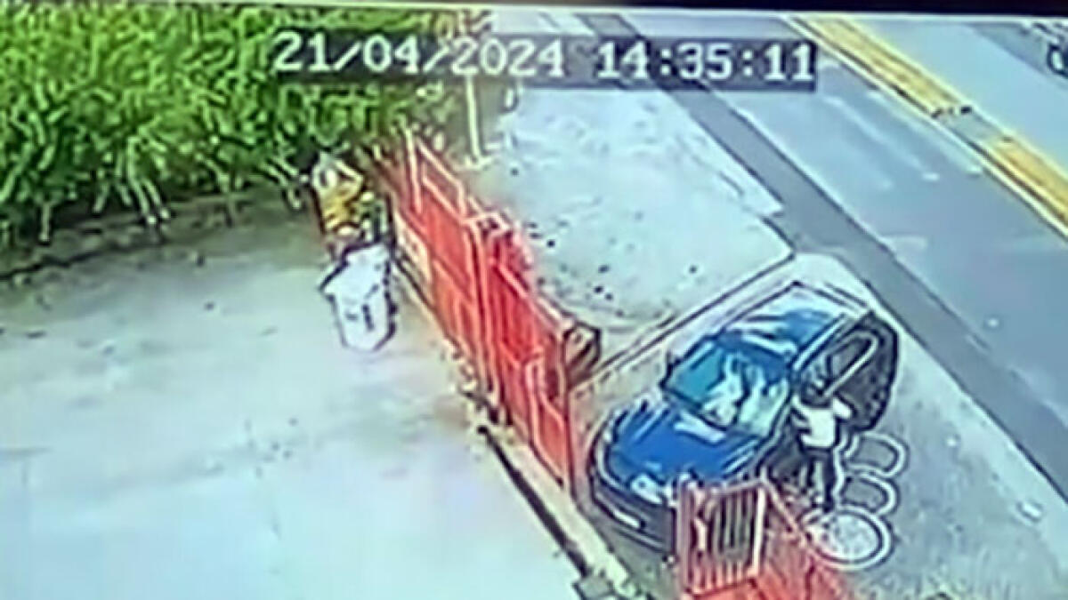 Arma alla tempia: rapinato davanti casa, video sul web - 