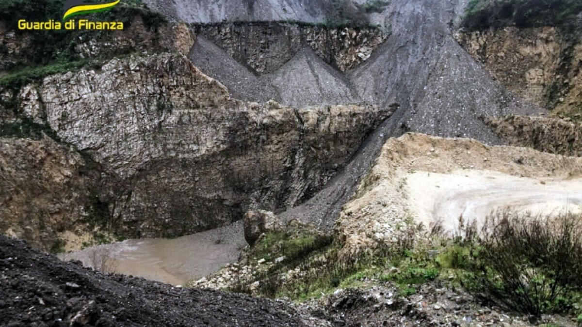 Maxi-discarica scoperta in una cava a Sperone - 