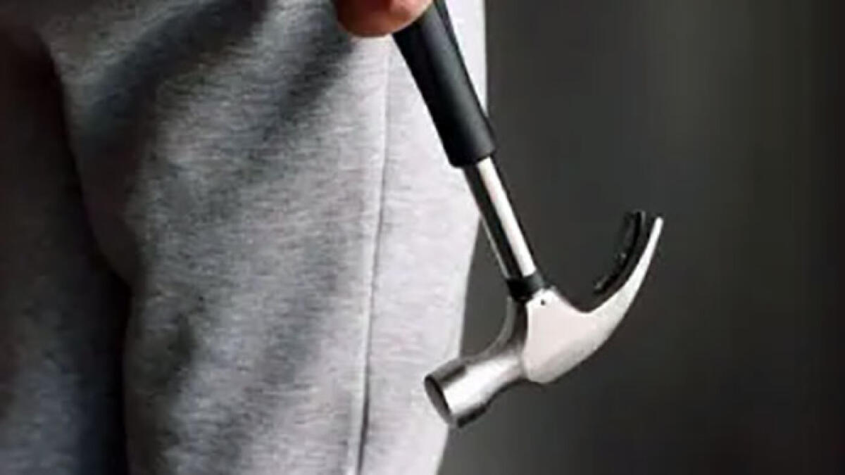 Minaccia la moglie con un martello ed un coltello - 