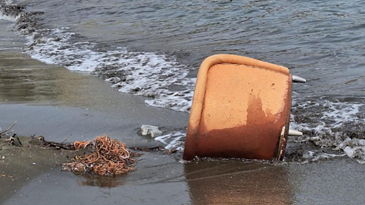 Caldo e tanti al mare al "Mappatella Beach", ma è record di rifiuti abbandonati - 