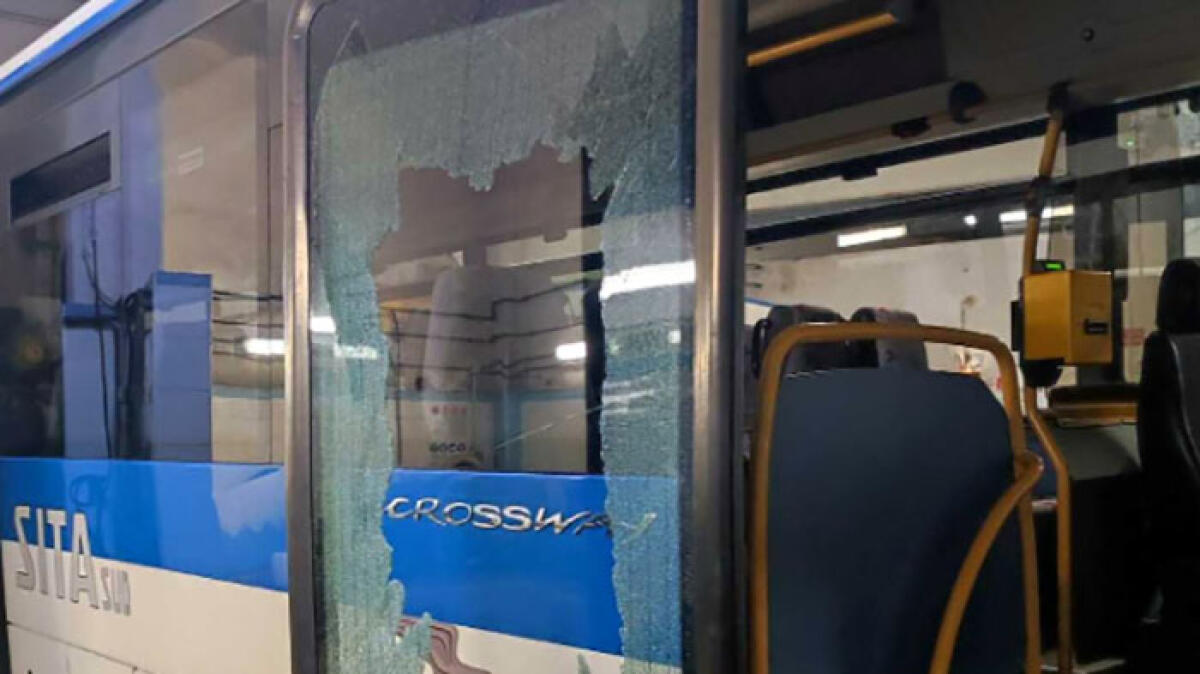 Turista manda in frantumi il vetro di un bus - 