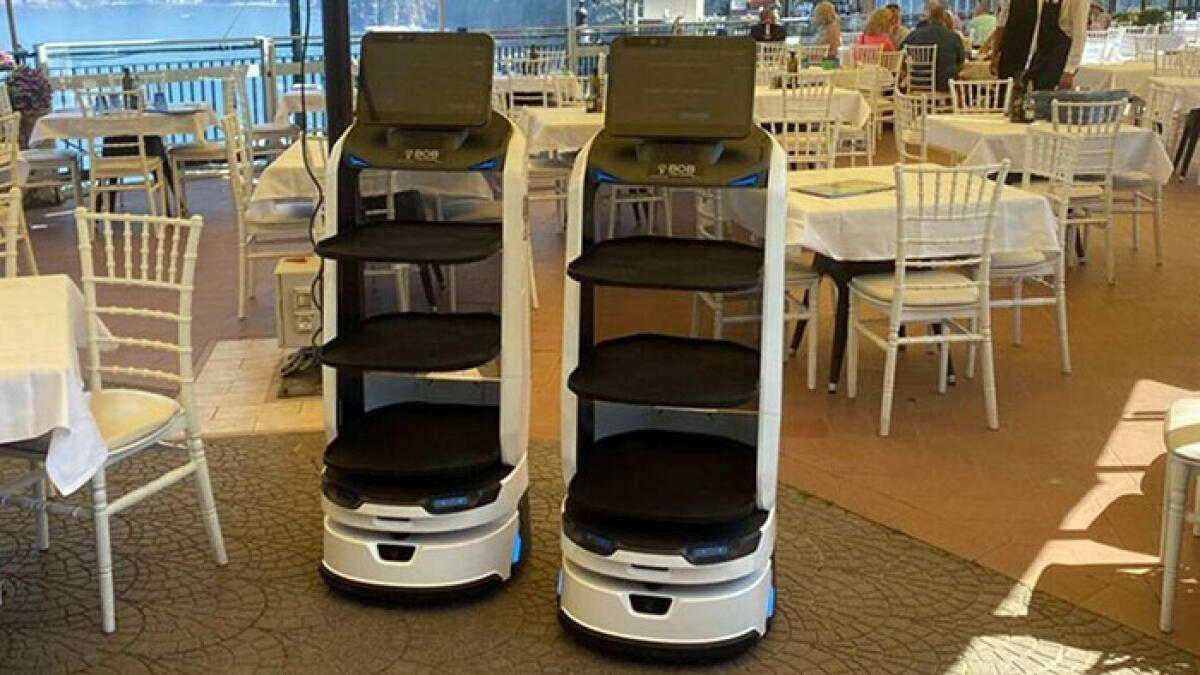 Non trova camerieri, ristoratore della Costiere "assume" due robot - 