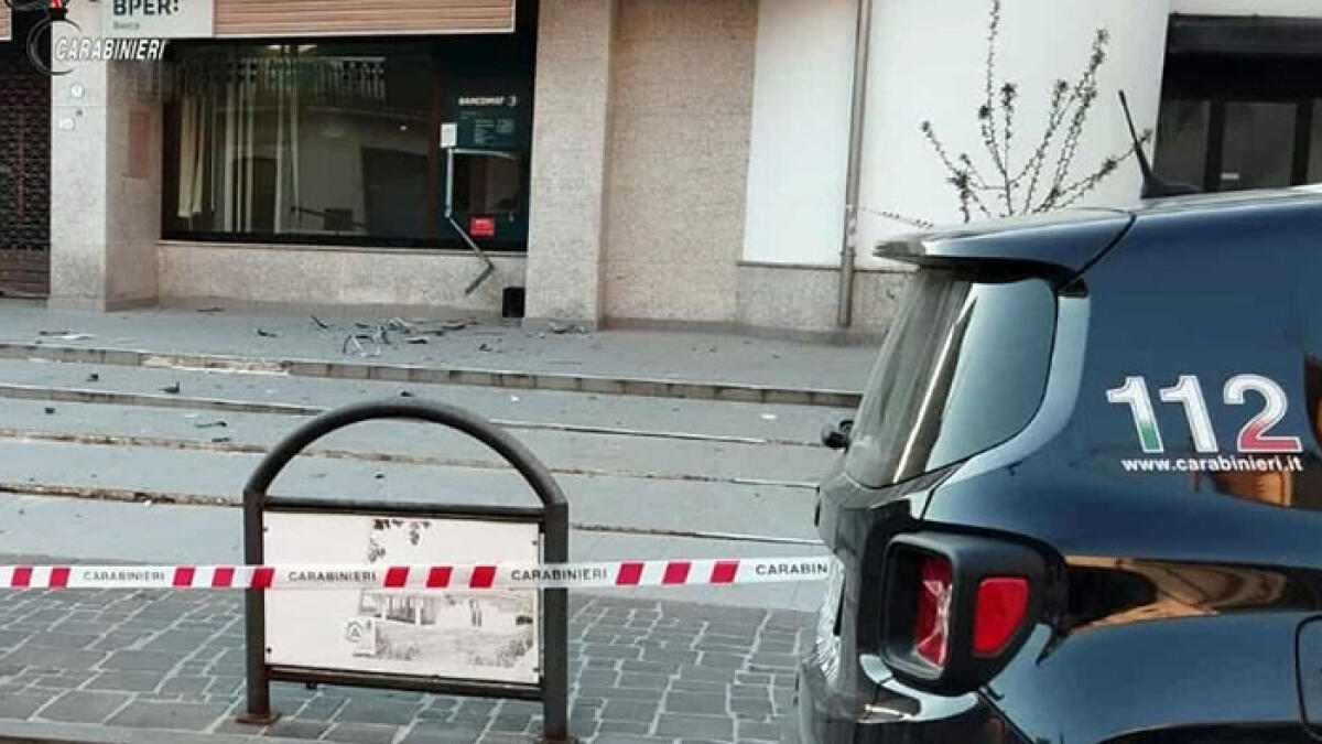 Bancomat distrutto e svaligiato con l'esplosivo - 