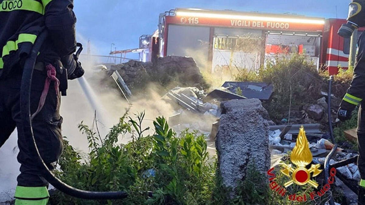 Fiamme nella storica discoteca ormai diventata discarica - 