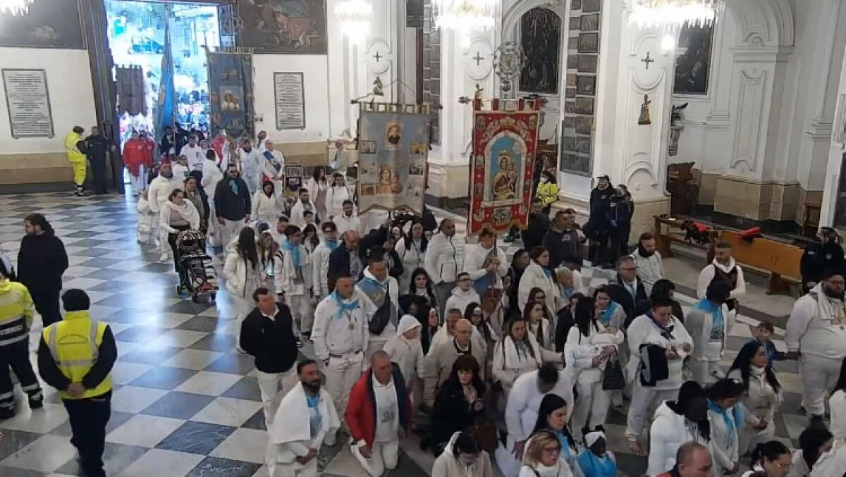 Madonna dell'Arco, più di 100mila fujenti in processione nel Lunedì in Albis - 