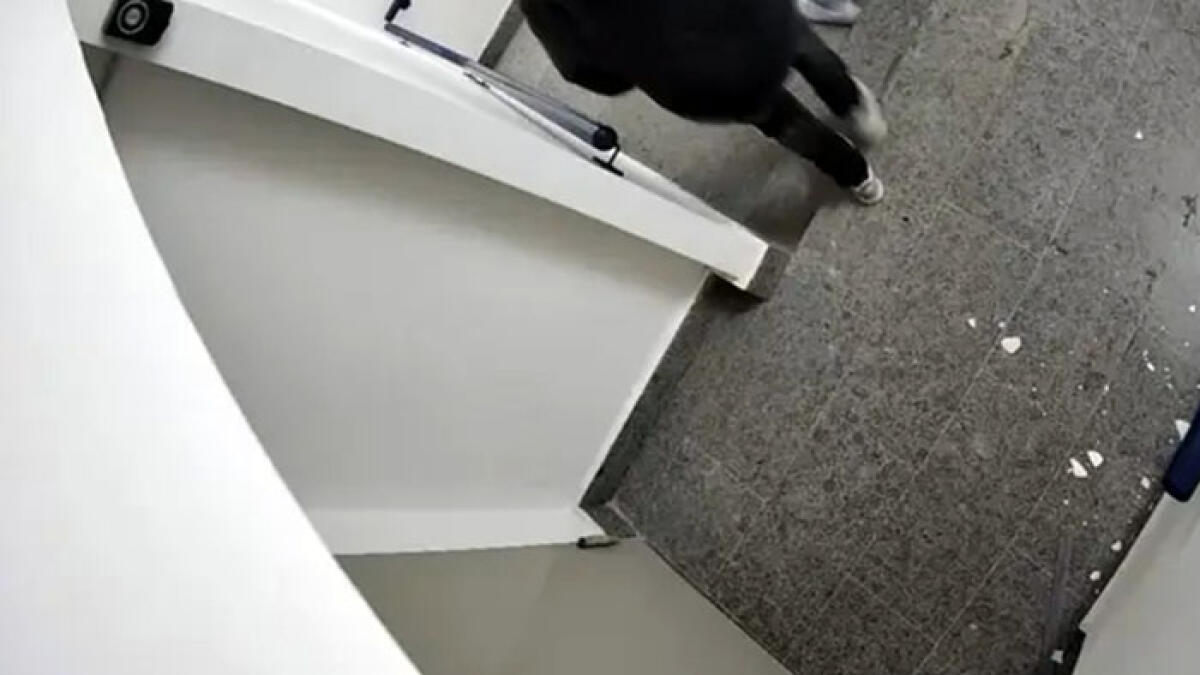 Vandali e distruzione allo stazionamento dei bus: tutti ripresi dai video - 