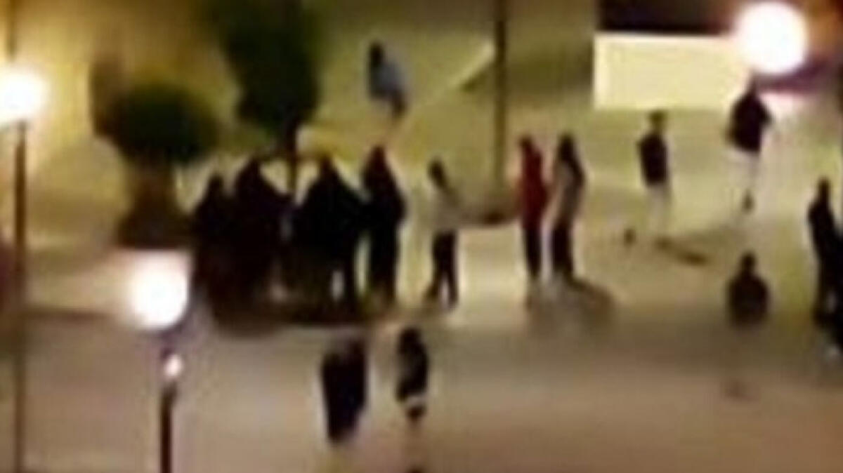 Lite tra 16enni, spunta una pistola e sparano - 