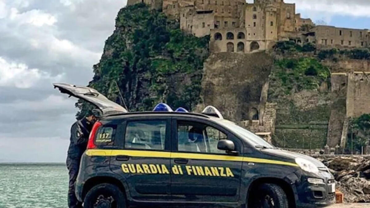 Scarichi in mare e abusi edilizi, sigilli a due hotel di Ischia - 