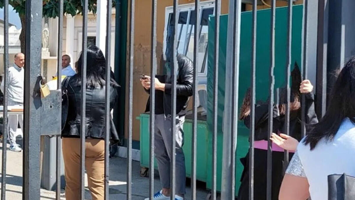 Poggiomarino, cittadini restano chiusi all'interno del cimitero - 