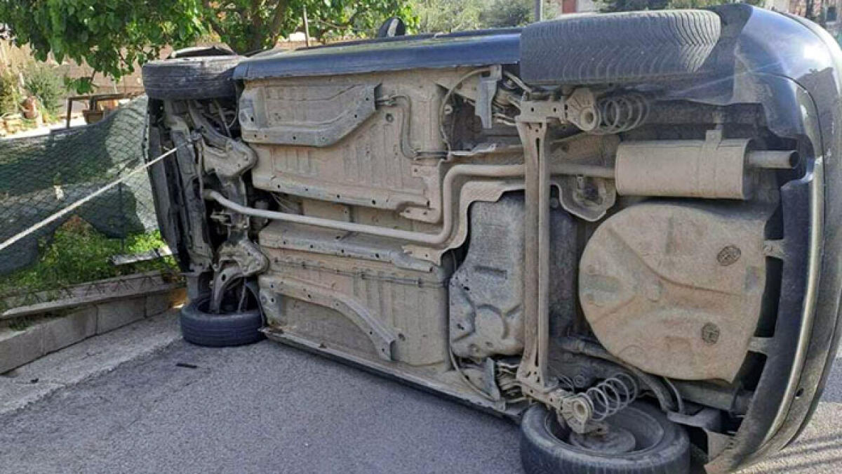 Un 20enne si ribalta con l'auto - 