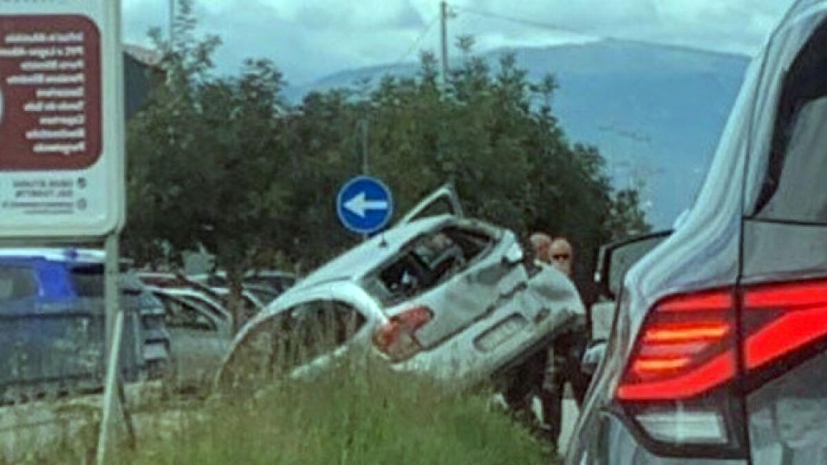 Camion tampona auto, padre e figlio finiscono nella scarpata - 