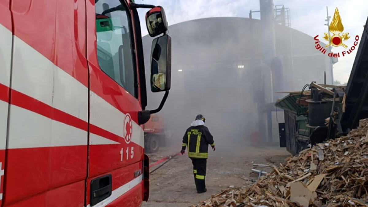 Incendio nel capannone carico di rifiuti - 