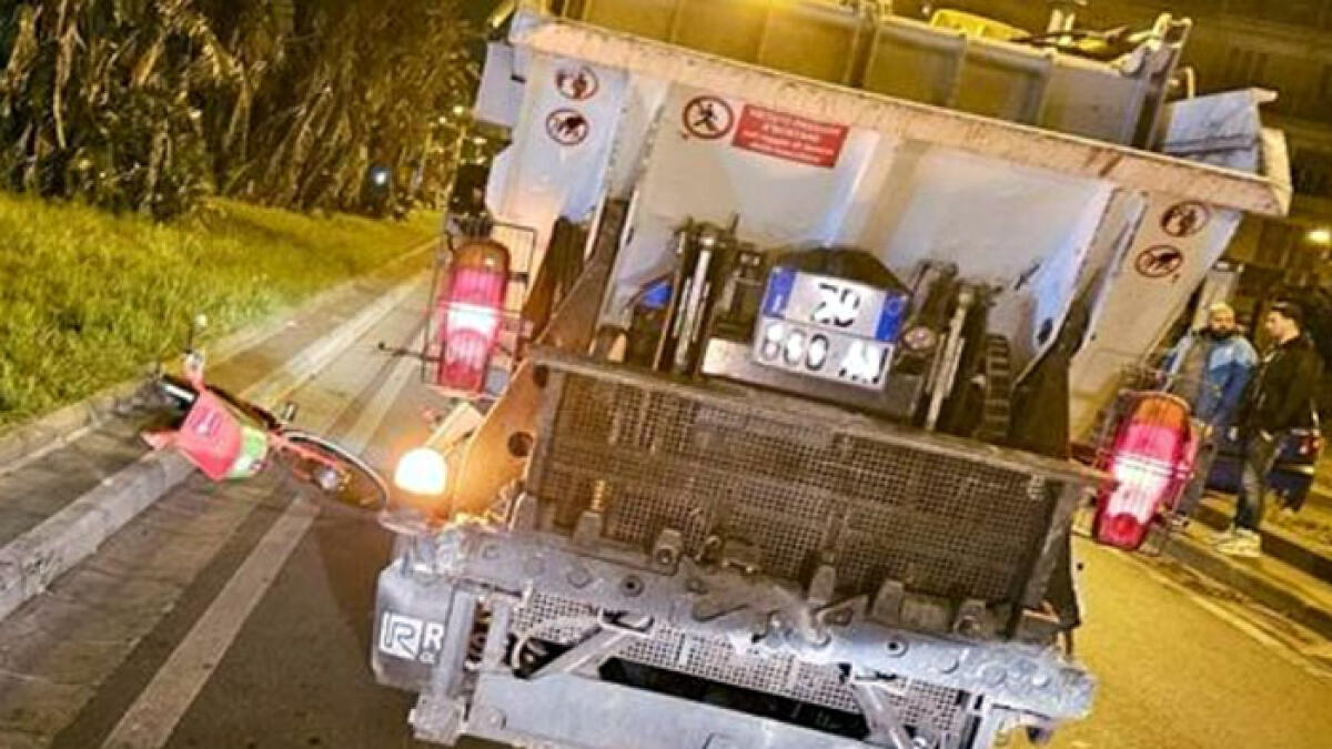 Scontro tra camion dei rifiuti e bici: muore a Napoli una giovane turista - 