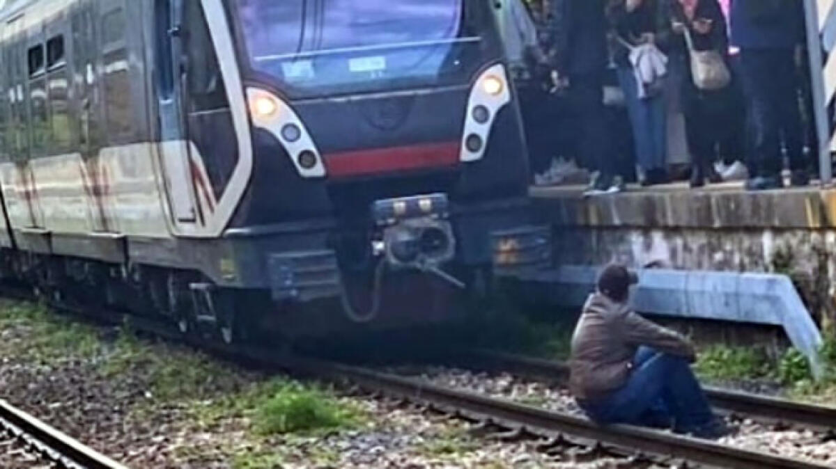 Guasti ai treni Circumvesuviana, passeggero si siede sui binari - 