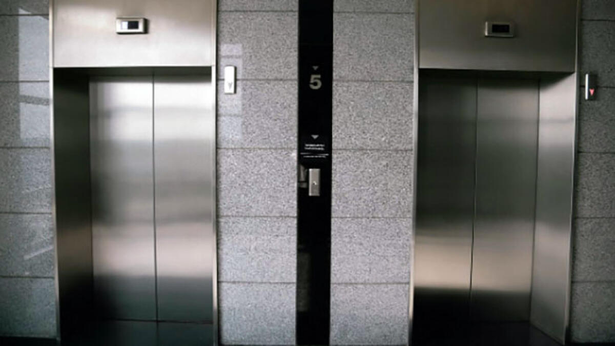 Operaio muore incastrato tra la porta e l'ascensore: aveva 31 anni - 