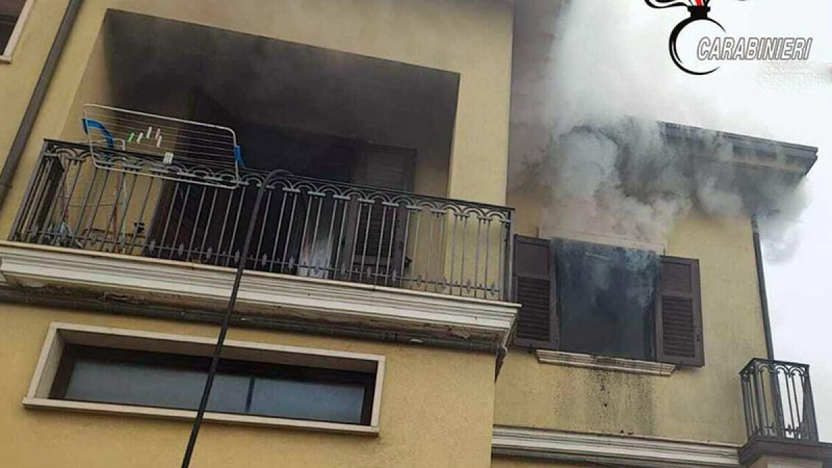 Grave incendio in una palazzina del Vesuviano: ferita una donna - 