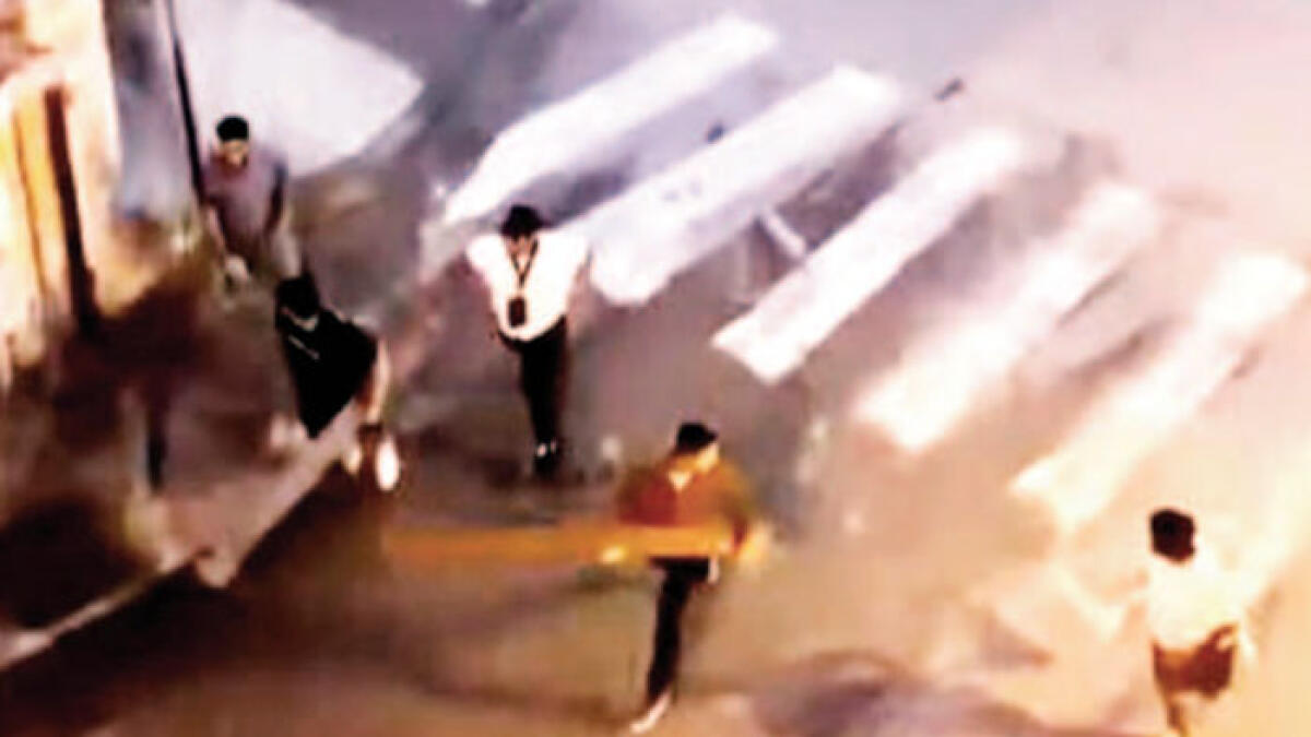 Scontro tra bande, è guerriglia in strada nella notte - 