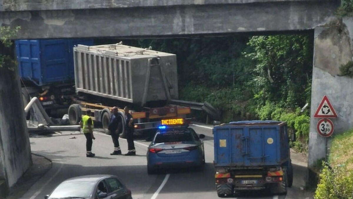 Tir incastrato sotto al ponte, traffico in tilt - 