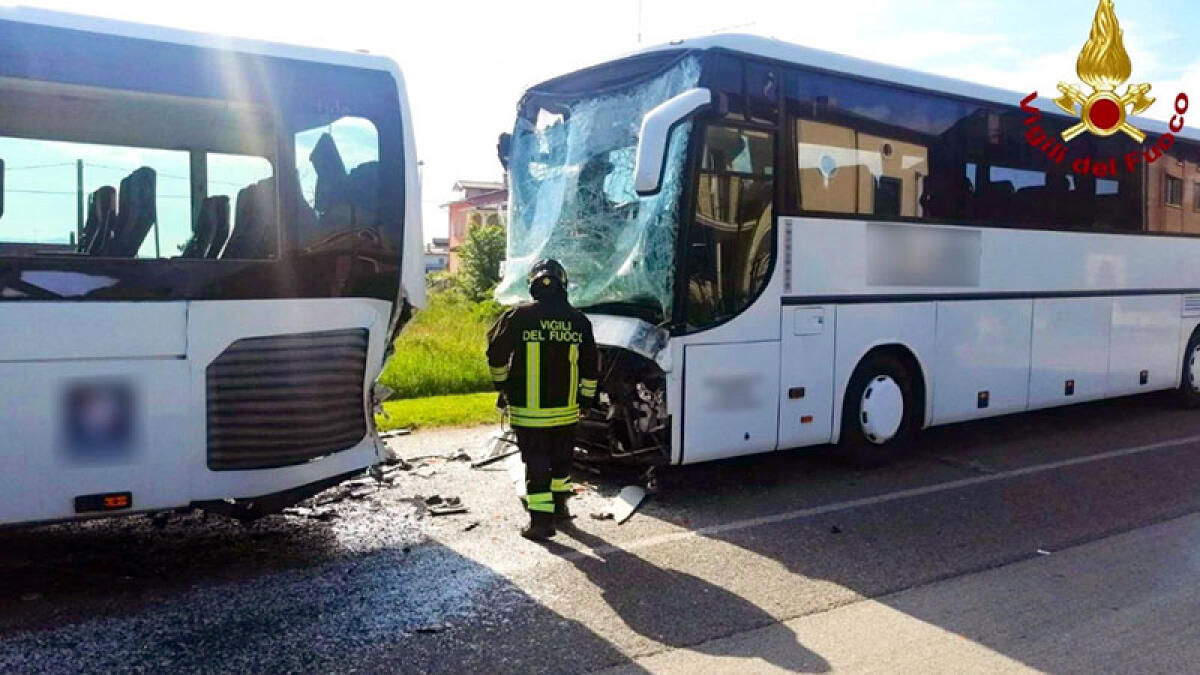 Tamponamento tra bus: autista e studente operati d'urgenza - 