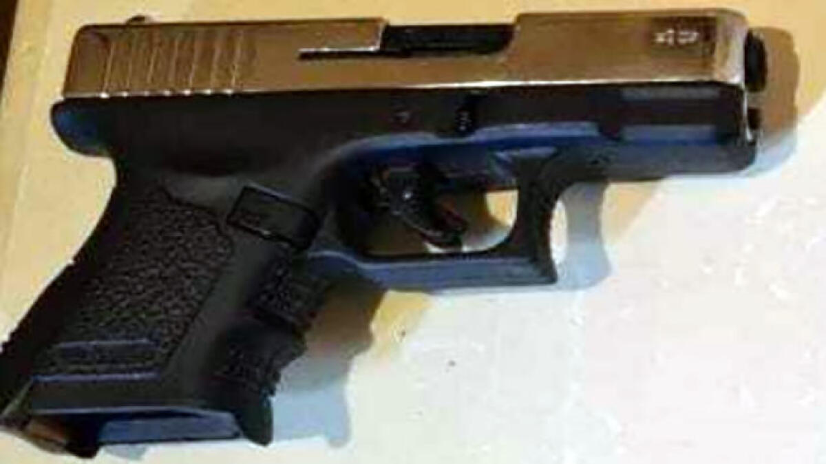 Prete fermato con coltelli e pistola - 