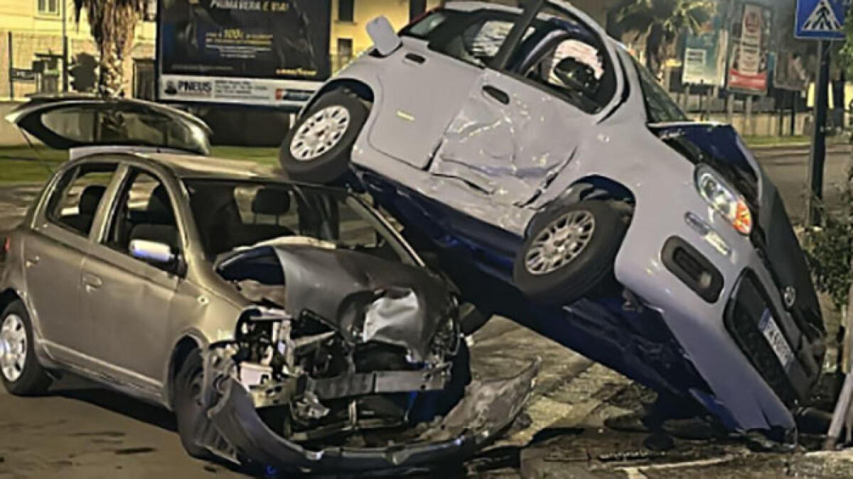 Un'auto sull'altra, nuovo brutto incidente nei Paesi Vesuviani - 