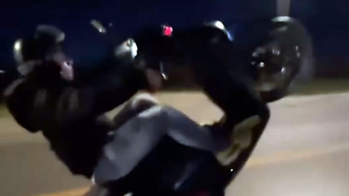 Sui social la folle challenge degli scooter che impennano - 