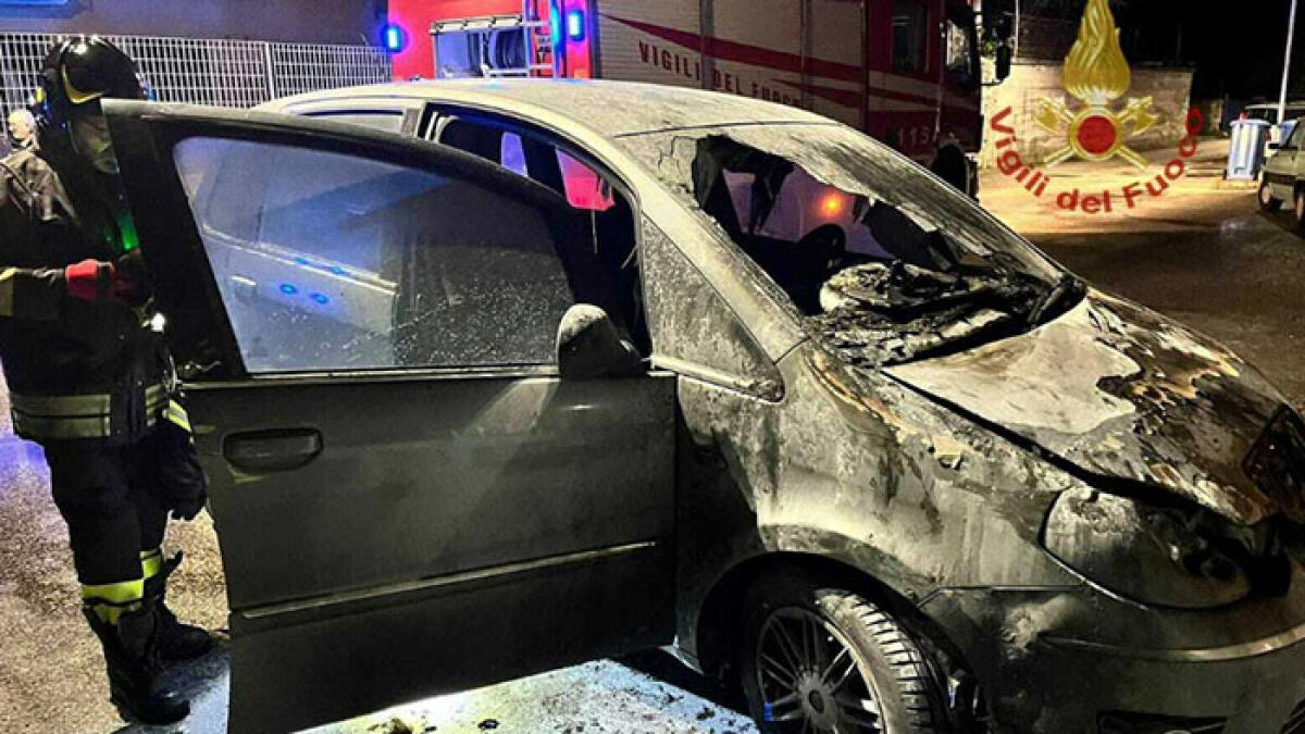 Incendia le auto del suo avvocato e lo perseguita per mesi - 