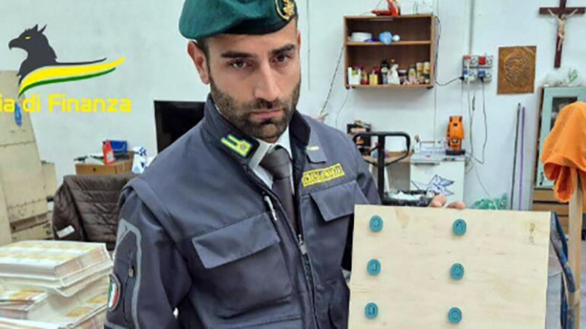 Zecca clandestina sotto al Vesuvio: 7 arresti e decine di migliaia di euro stampati - 