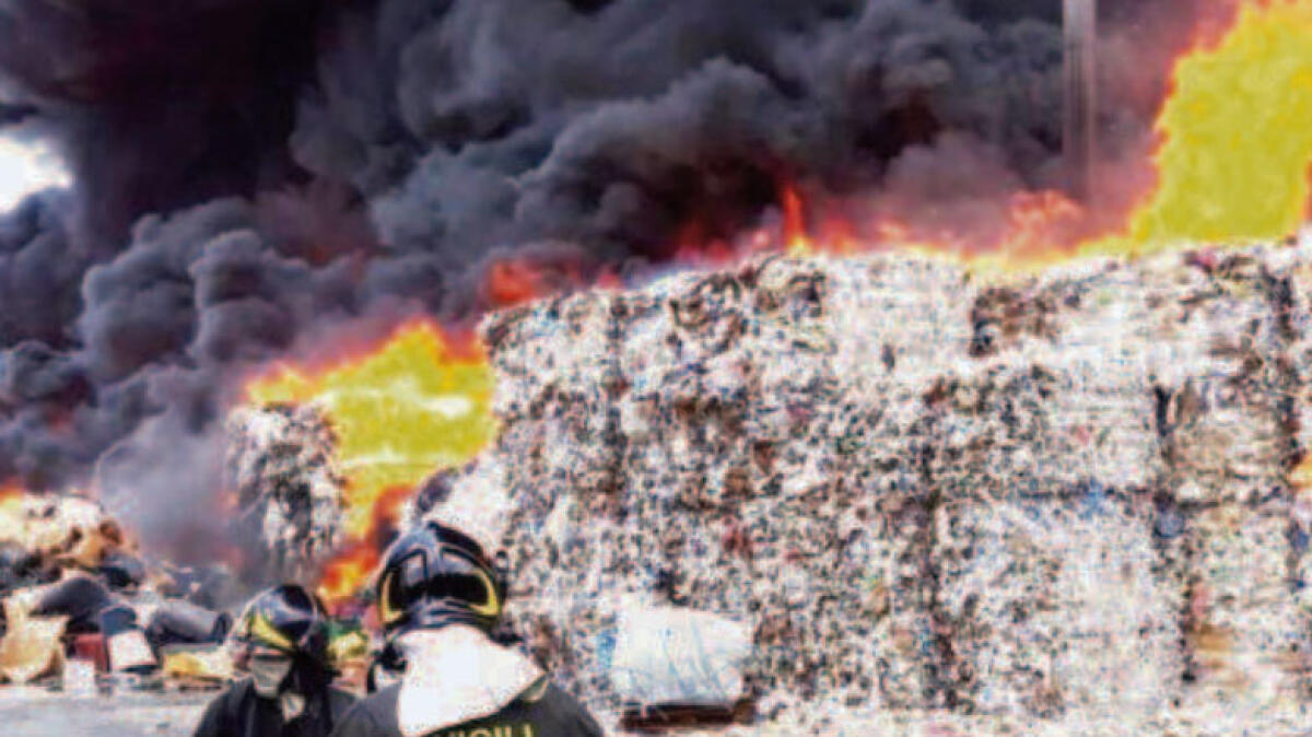 Deposito di plastica in fiamme, allarme ambientale - 