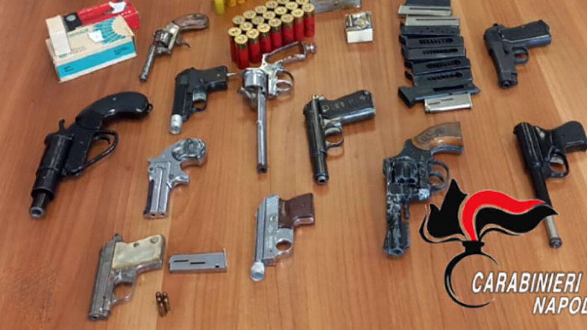 Punta la pistola al volto della figlia, preso con un arsenale nei Paesi Vesuviani - 