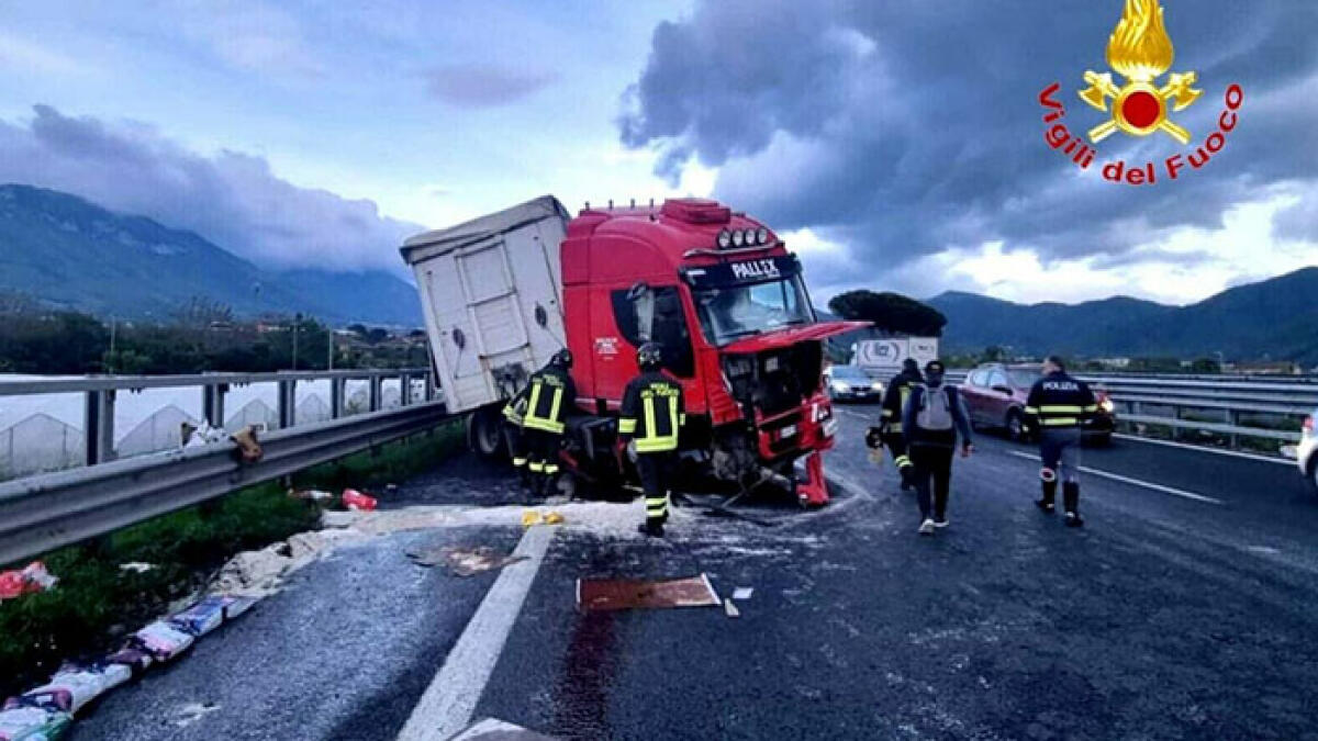 Tir esce fuori strada e si ribalta sull'A30 - 
