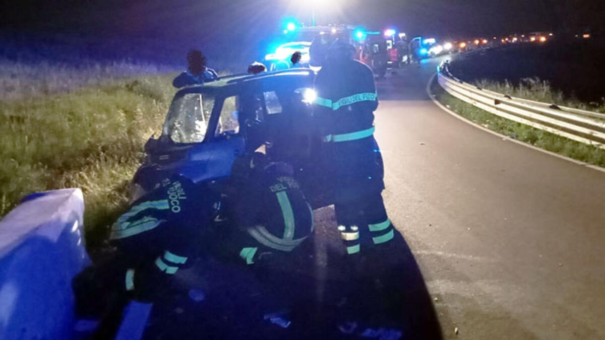 Minicar contro muro: 5 ragazzini tra le lamiere, due sono gravi - 