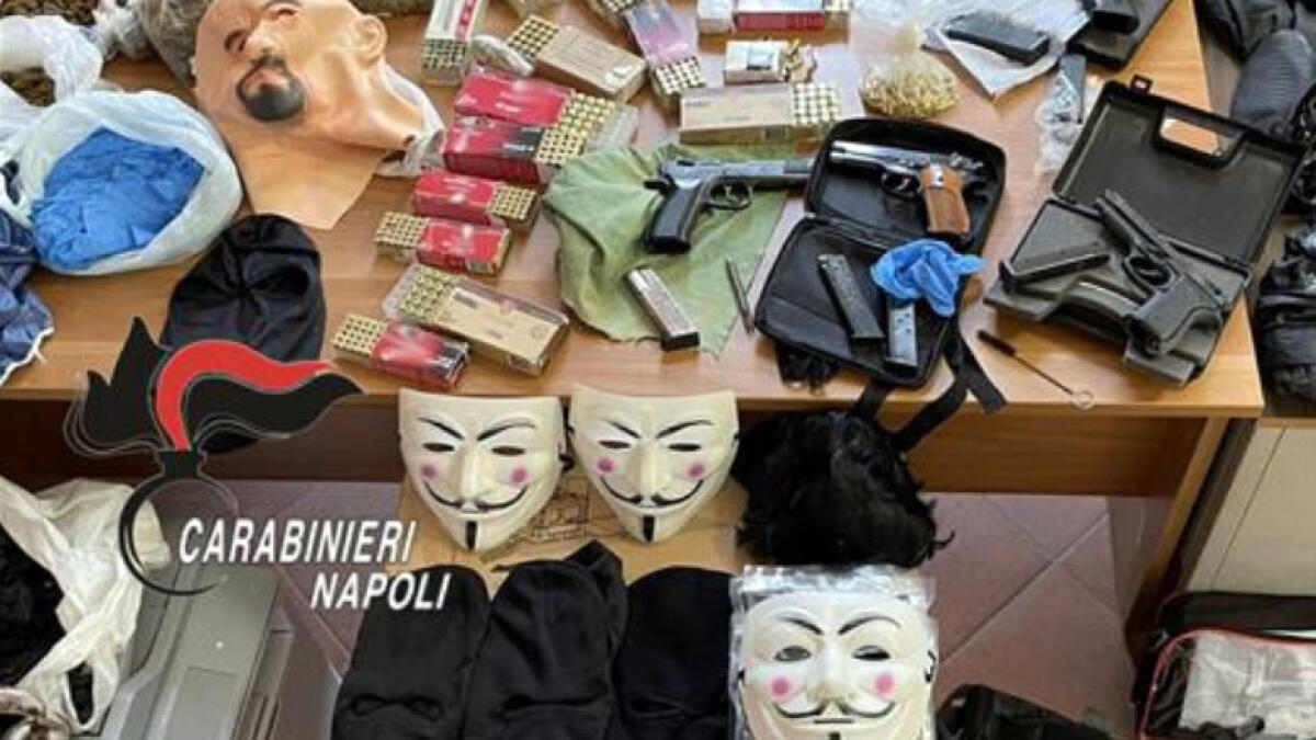 Maschere, passamontagna, armi e munizioni: scoperto il "minimarket" dei rapinatori - 