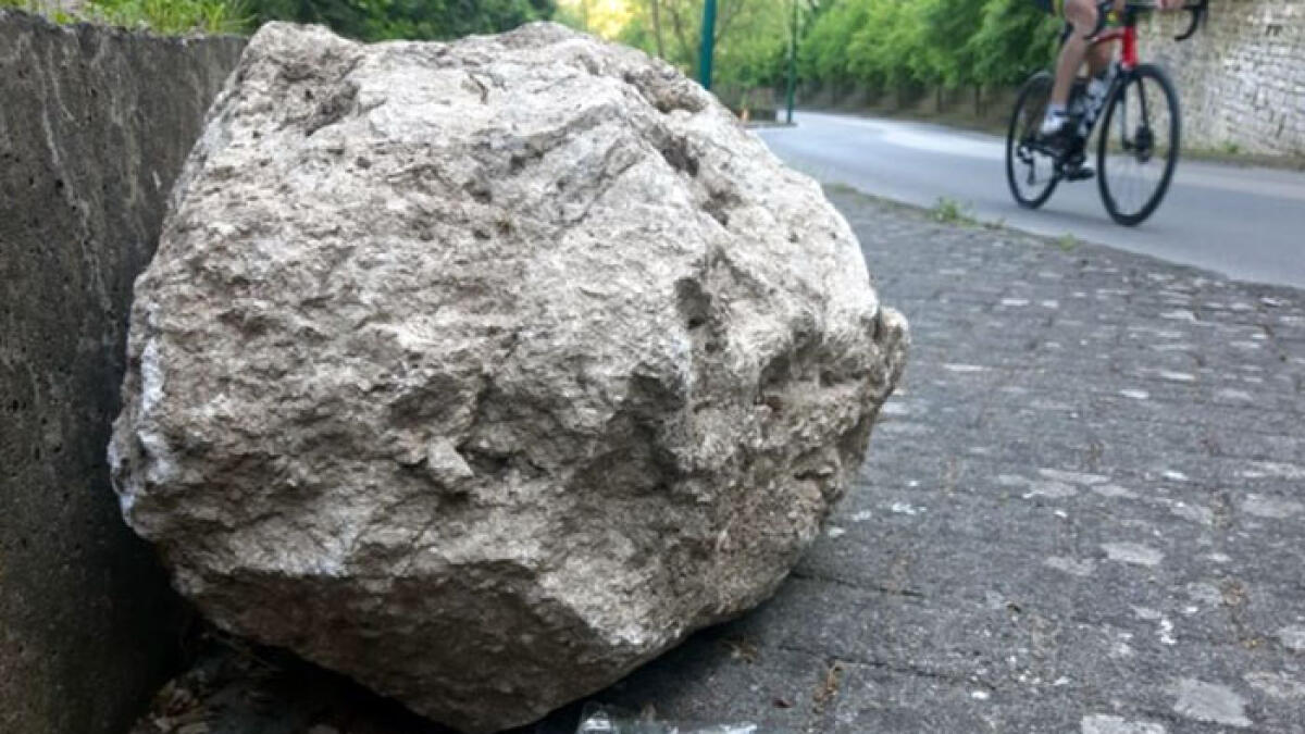 Grosso masso precipita sulla Statale - 