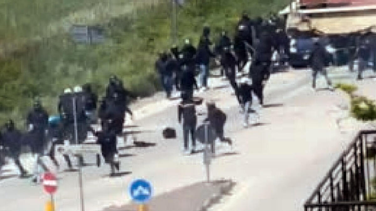 Pesanti scontri tra tifosi a Casalnuovo: auto parcheggiate distrutte - 