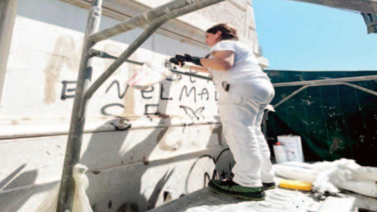 Reggia di Caserta, le mura sfregiate dalle scritte - 
