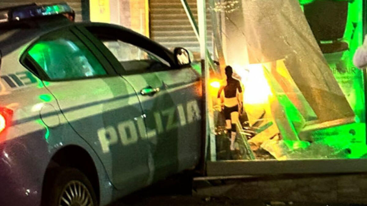 Inseguimento da Ottaviano a San Gennaro Vesuviano, auto della polizia nelle vetrine - 