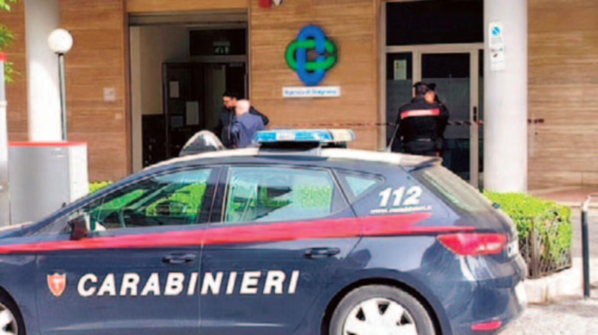 In pochi minuti asportano la cassa della banca - 