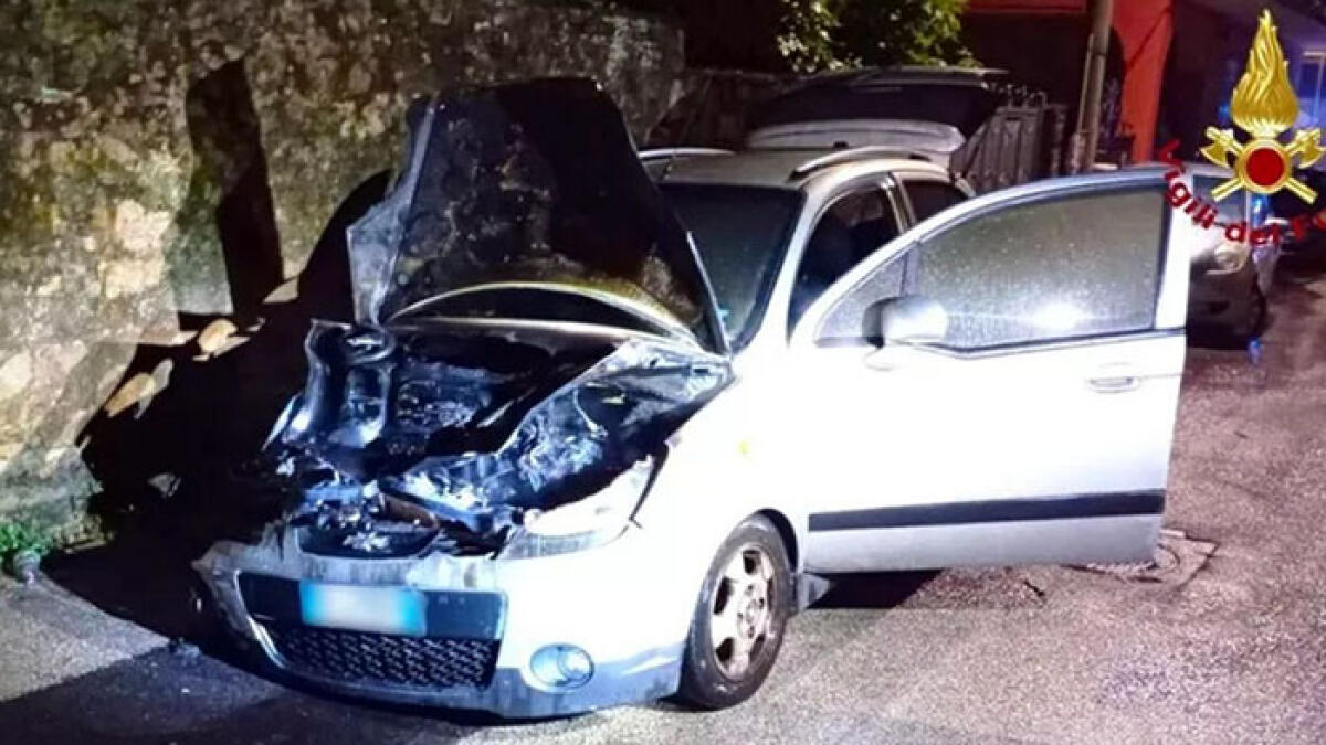 Auto a fuoco nella notte - 