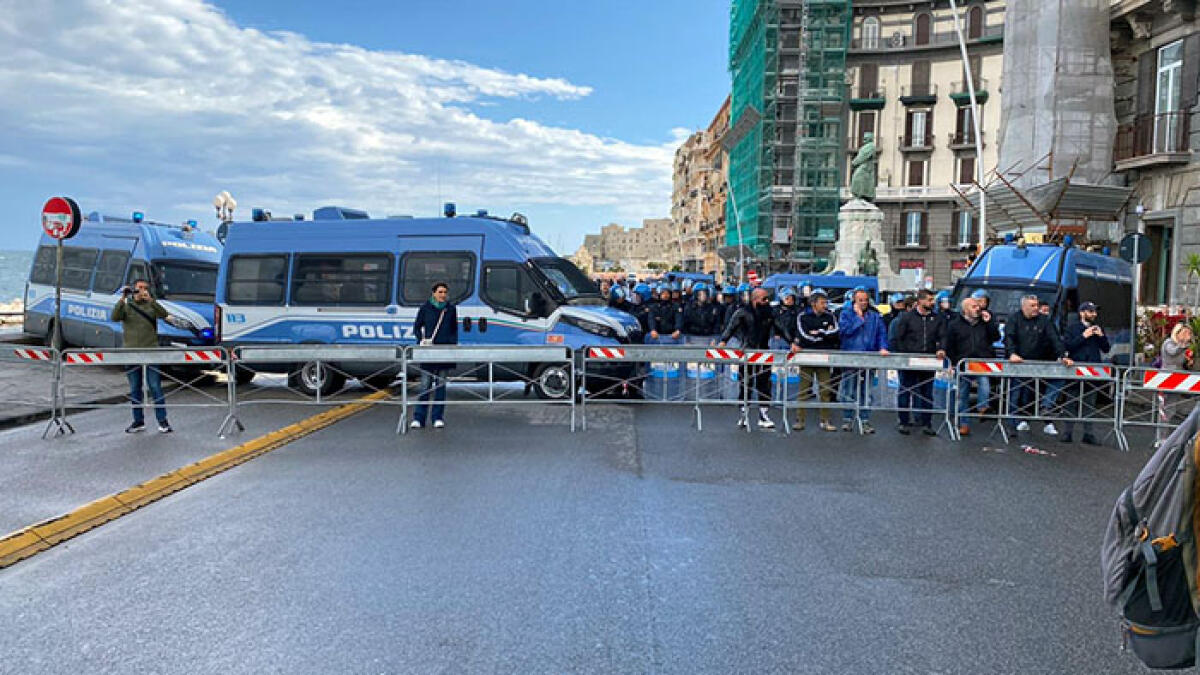 Vannacci a Napoli, proteste e cariche con i manganelli ai manifestanti - 