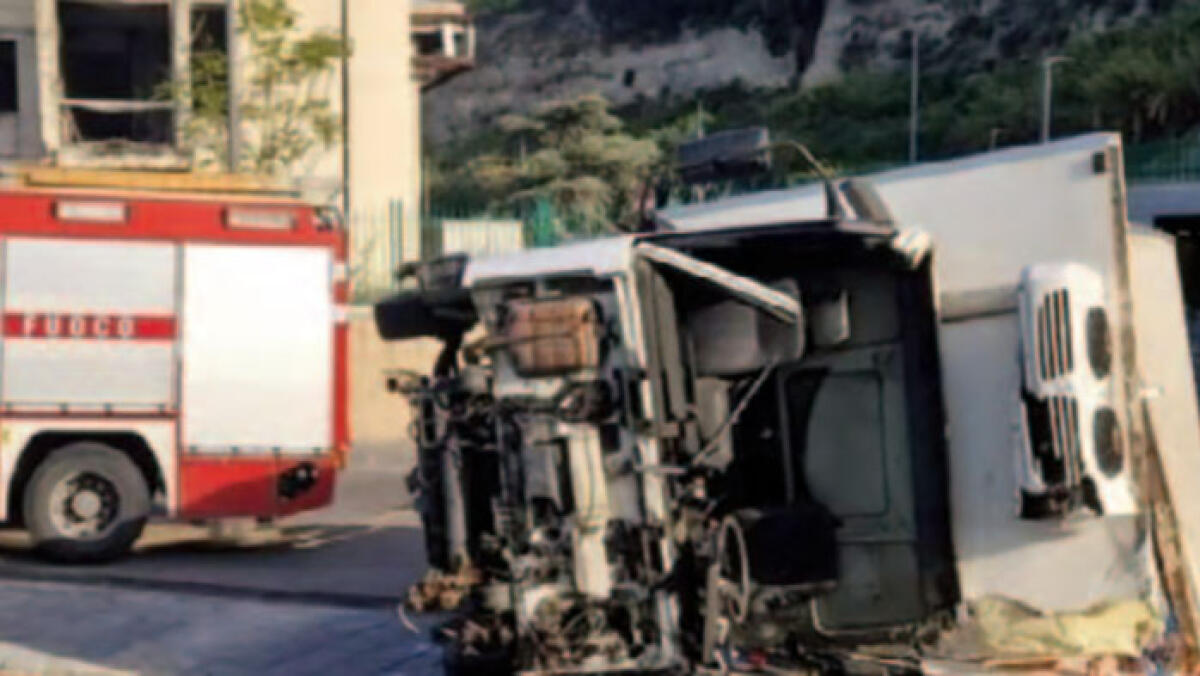 Si ribalta camion carico di carne, autista tra le lamiere - 