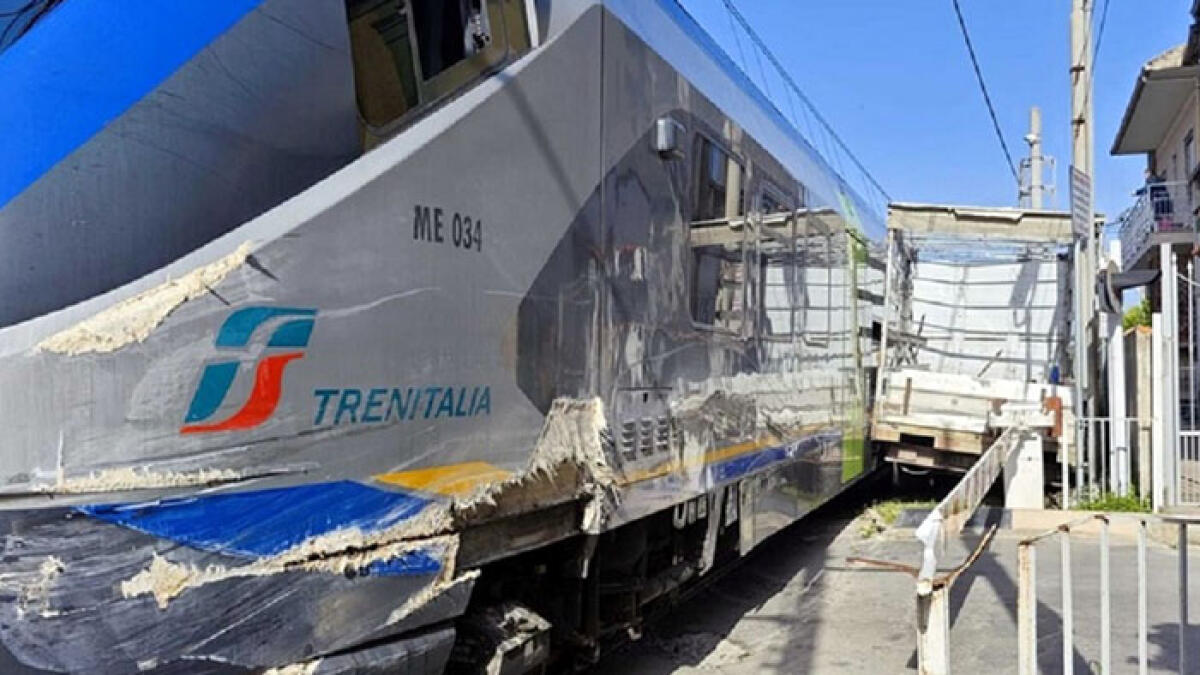 Furgone finisce sui binari e si scontra con un treno - 