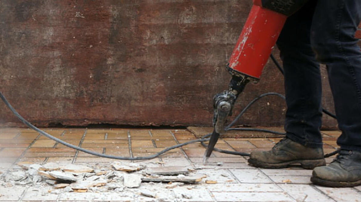 "Voglio 100 euro", e distrugge casa dei genitori con un martello pneumatico - 