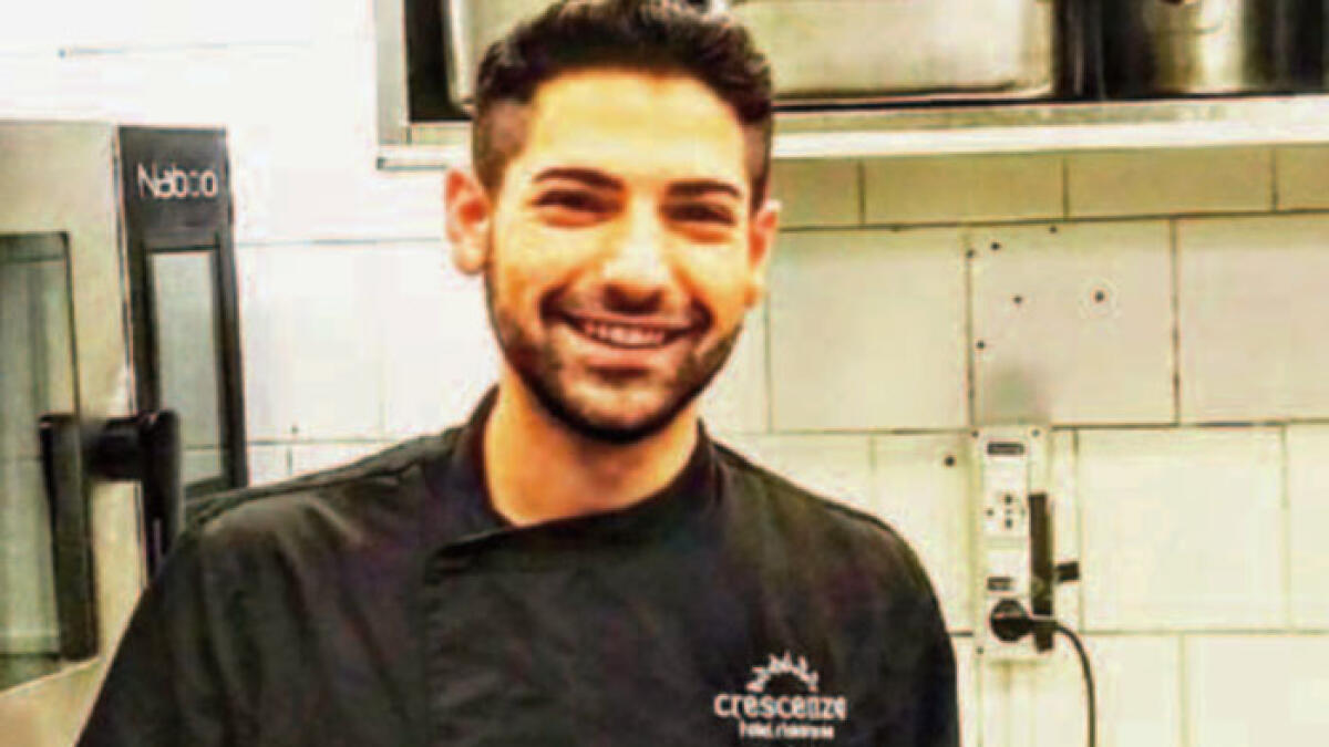 Passa cibo agli amici dal balcone, 23enne cade nel vuoto e muore - 